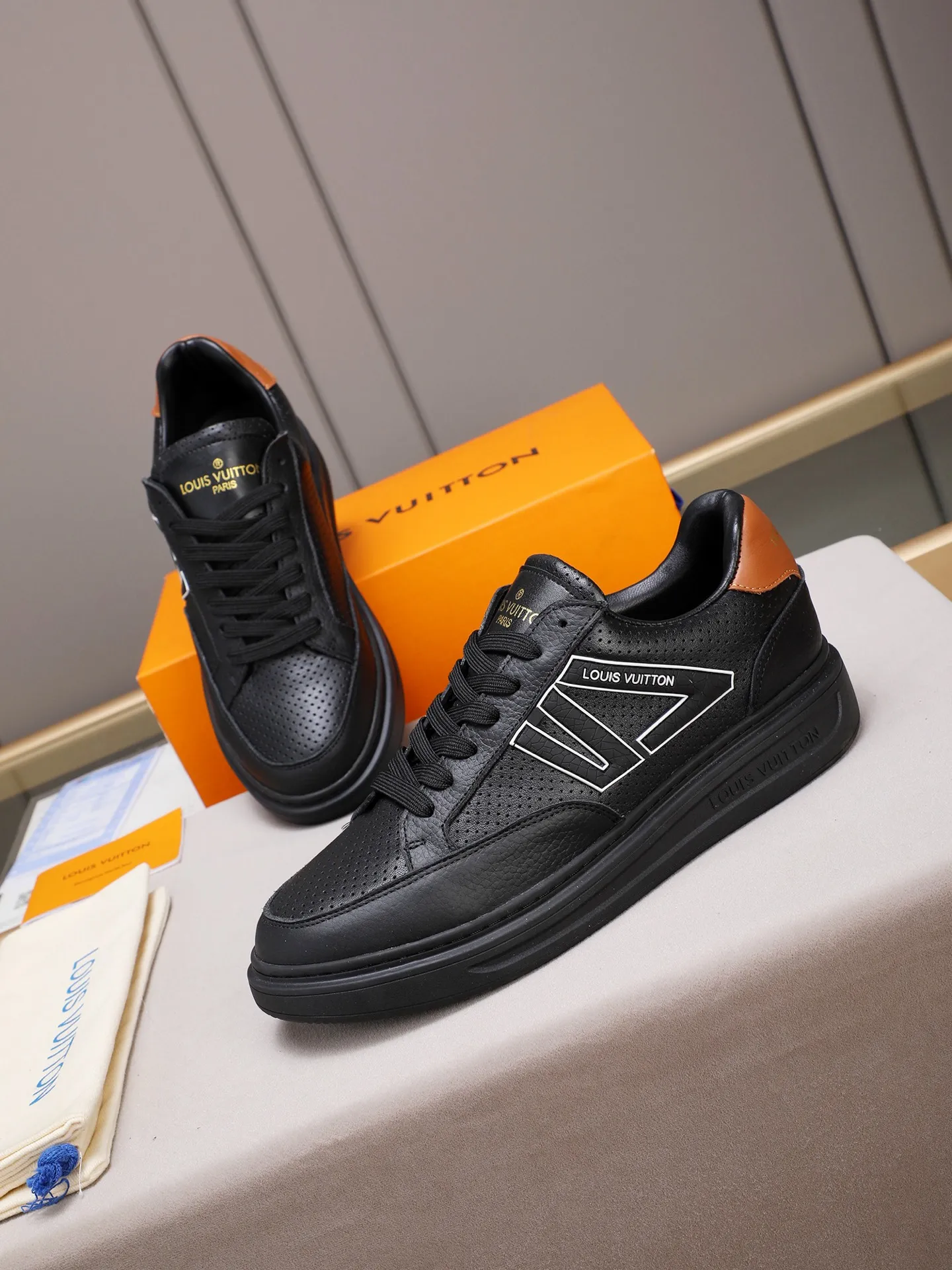 PP420 main model 👍👍👍2025 new LOUIS VUITTON [Luden Yiwei]——LV upper [Lv]🇮🇹Imported first-layer cowhide embossed🇩🇪Inside imported sheepskin lining ➕Non-slip and wear-resistant outsole. Every man's identity is reflected in his elegant and stable upper shoes🚶🏻🚶🏻📯 No matter the wind or rain, the shoe last remains unchanged and can stand the test of time🔍️. ——Code number: 38-44 (45 can be customized)